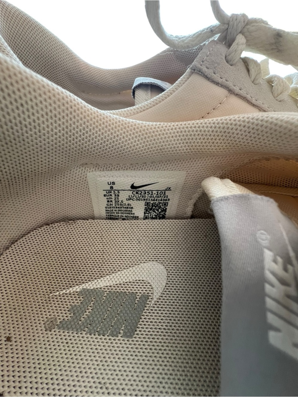 Nike Low-Top Runner Sneakers in Beige and Off-White Women’s Size 8 - Picture 7 of 7